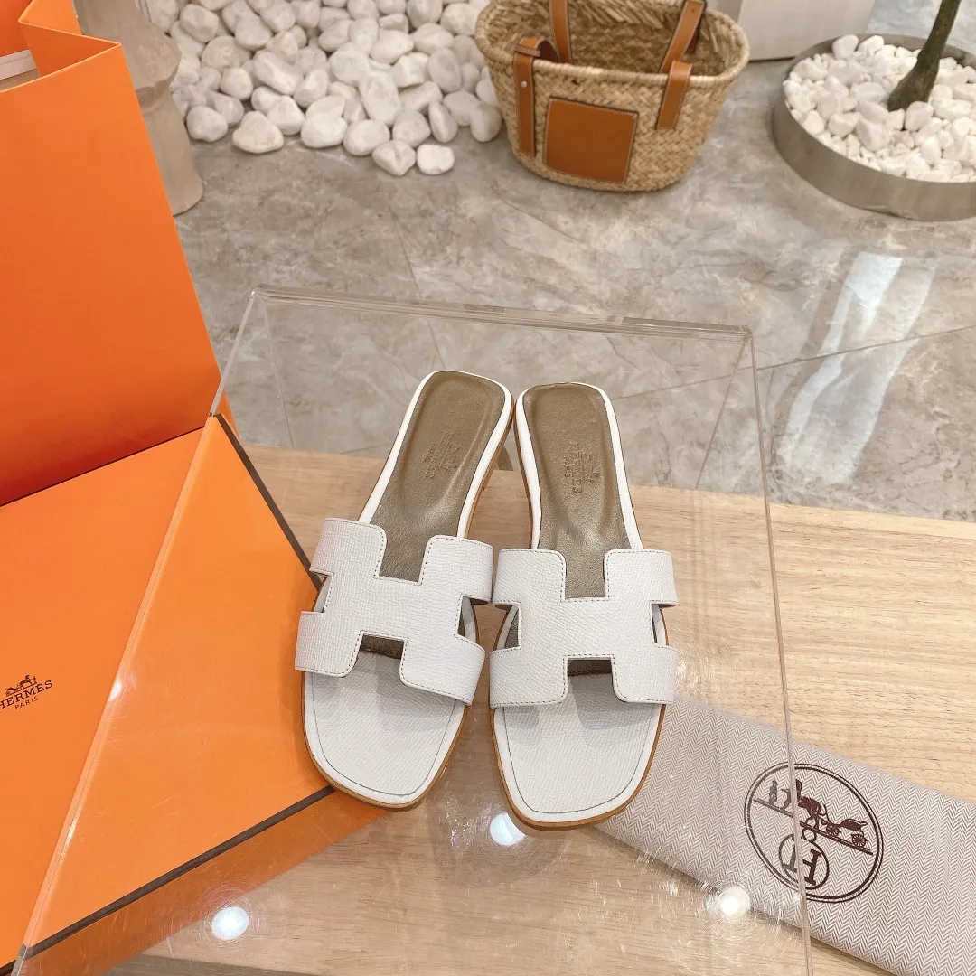 👟👟Ex-factory price 300👟👟 Genuine leather sole +40 🦄Hermès "Palm Print" has added new color sandals, "Year-round shipment" with three-dimensional concave and convex feeling on the classic "H" upper... It is a must-have item in your wardrobe, and it is magically versatile in this summer! This model fully demonstrates the classic Hermès style "palm print". Classic calfskin material ~ imported sheepskin. Lining 🐎Size: 34~42. Heel height ② type: low heel 1.5cm. Medium heel 4.5cm. Genuine leather sole +40 rubber sole.